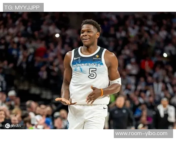 爱德华兹29分钟内高效发挥18投8中贡献26分5篮板3助攻2盖帽表现精彩但犯规频繁影响比赛乐趣